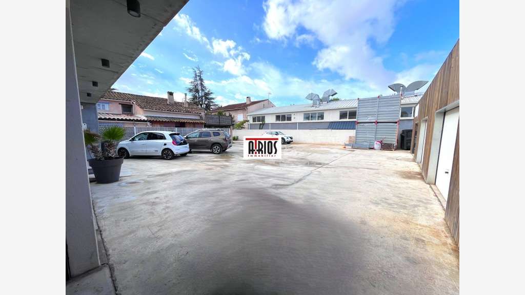A louer local d'activité 406m² + studio à la Crau