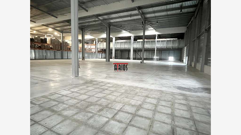 ENTREPOT 3000 M²