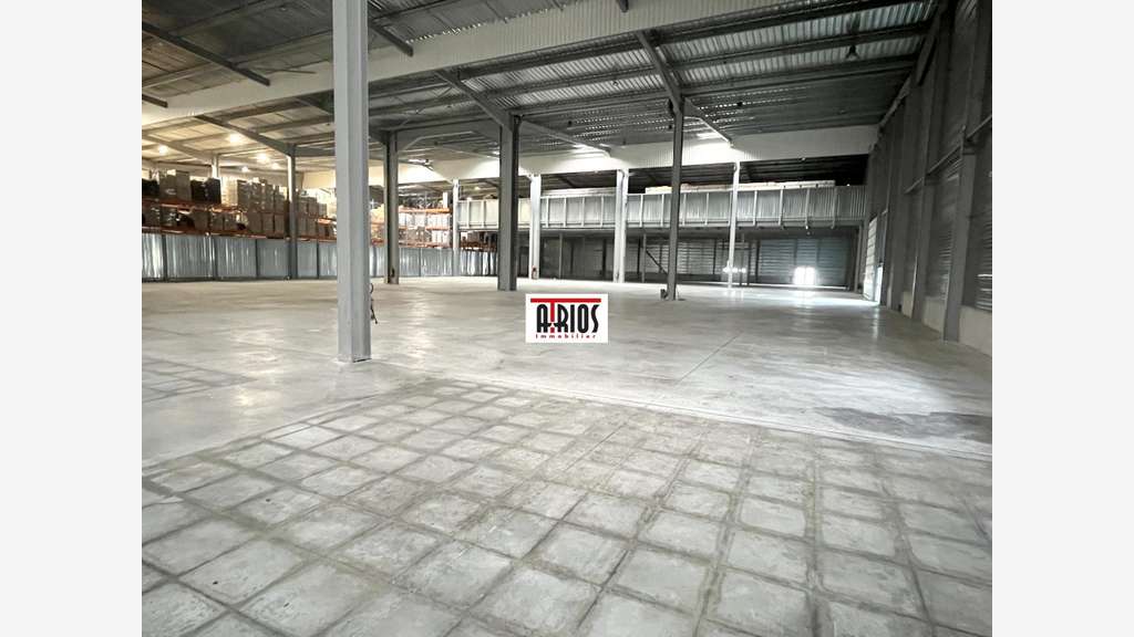 ENTREPOT DE 1400 M² PLUSIEURS SURFACES DISPONIBLES