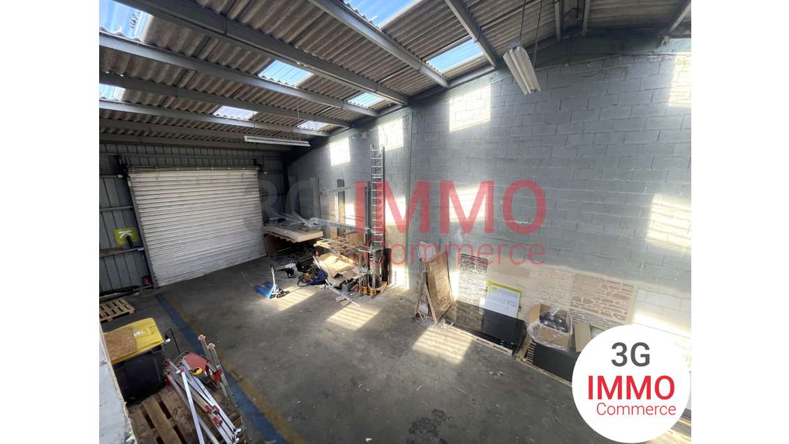 A louer entrepôt bureaux de 320m² à La crèche