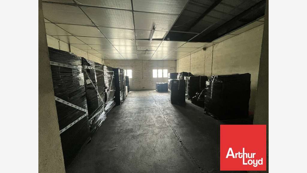 Local d'activité à louer proche A10 à La Crèche