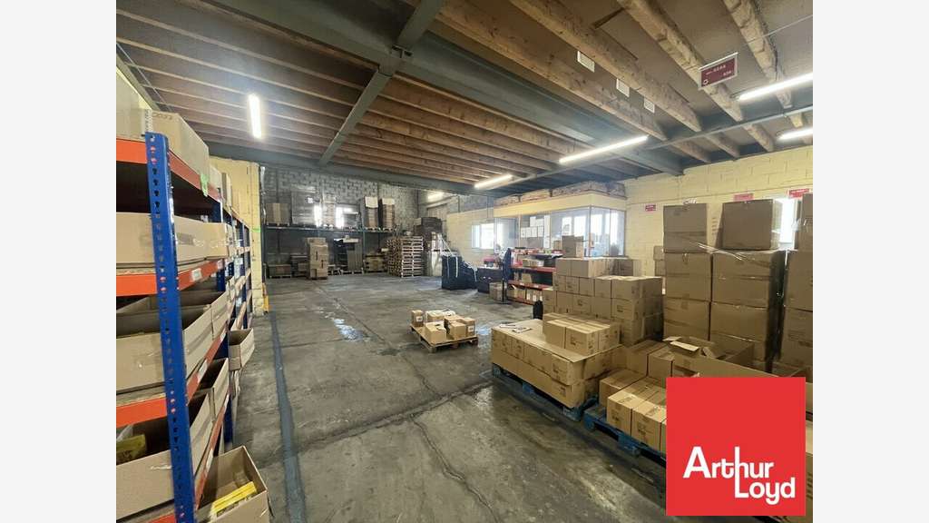 Local d'activité à louer proche A10 à La Crèche