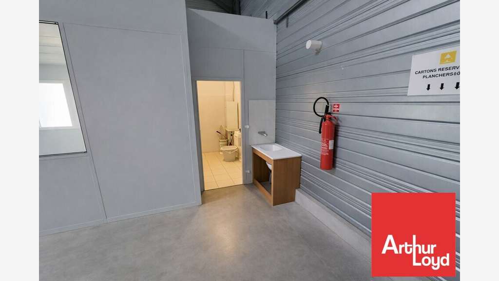 A louer local de stockage de 190m² en ZA la Crèche