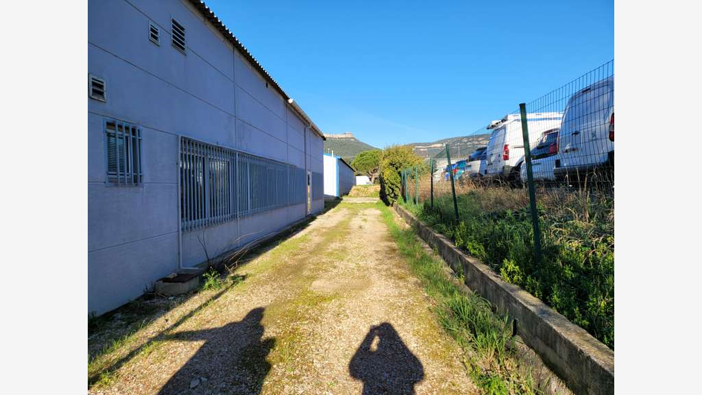 A louer local d'activité 740m² à La Farlède
