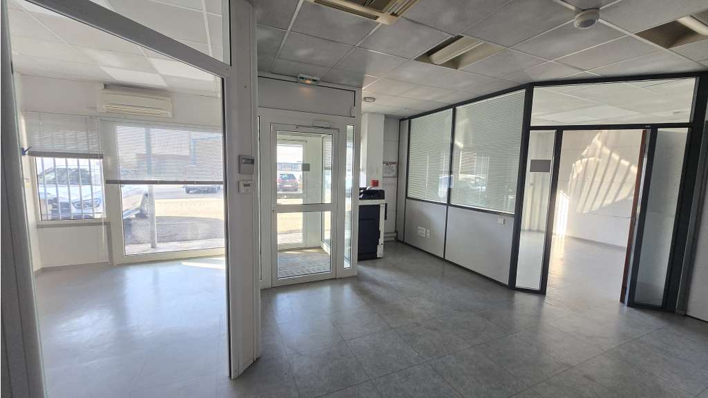 A louer local d'activité 740m² à La Farlède