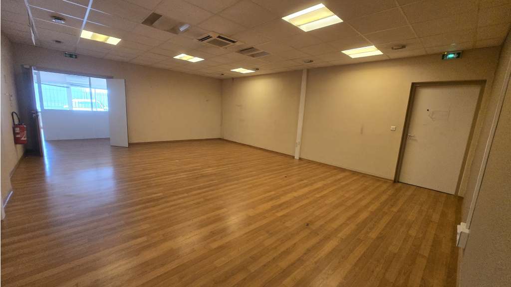 A louer local d'activité 740m² à La Farlède