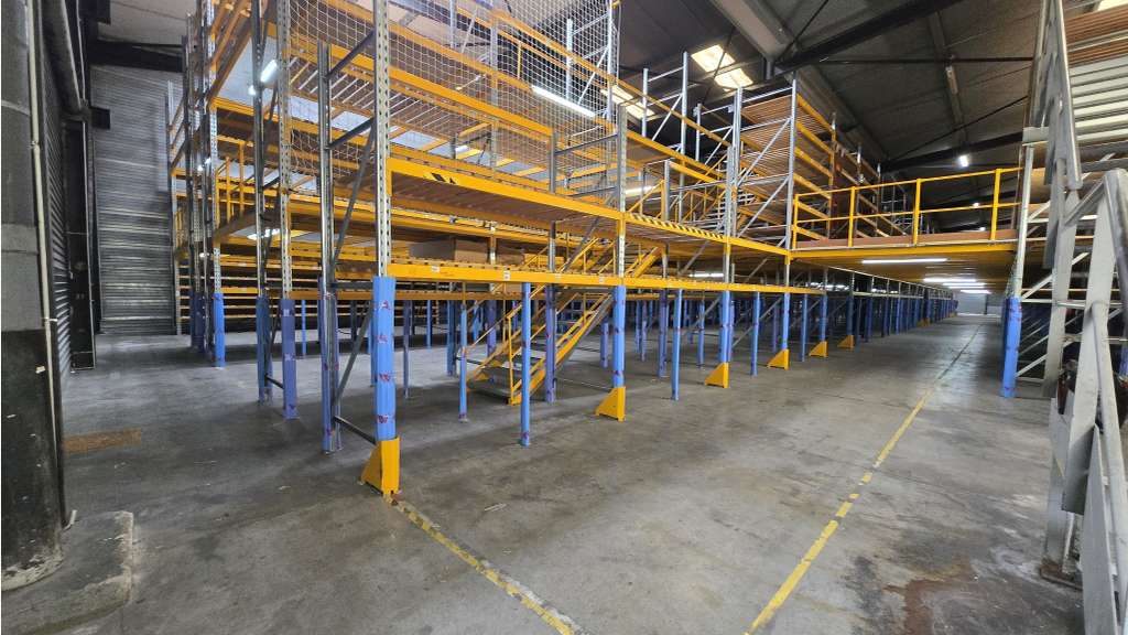 A louer entrepôt 1765m² en ZA à La Farlède