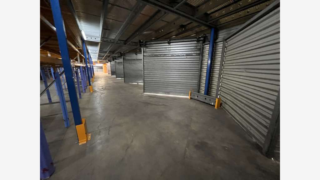 A louer entrepôt 1765m² en ZA à La Farlède