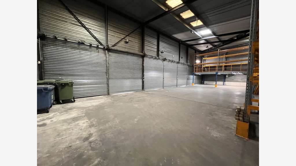 A louer entrepôt 1765m² en ZA à La Farlède
