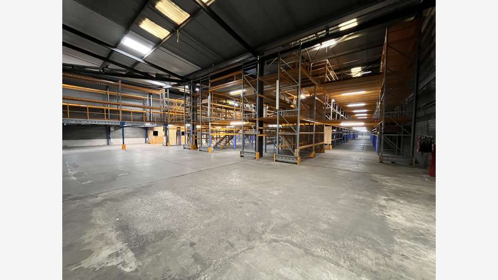 A louer entrepôt 1765m² en ZA à La Farlède