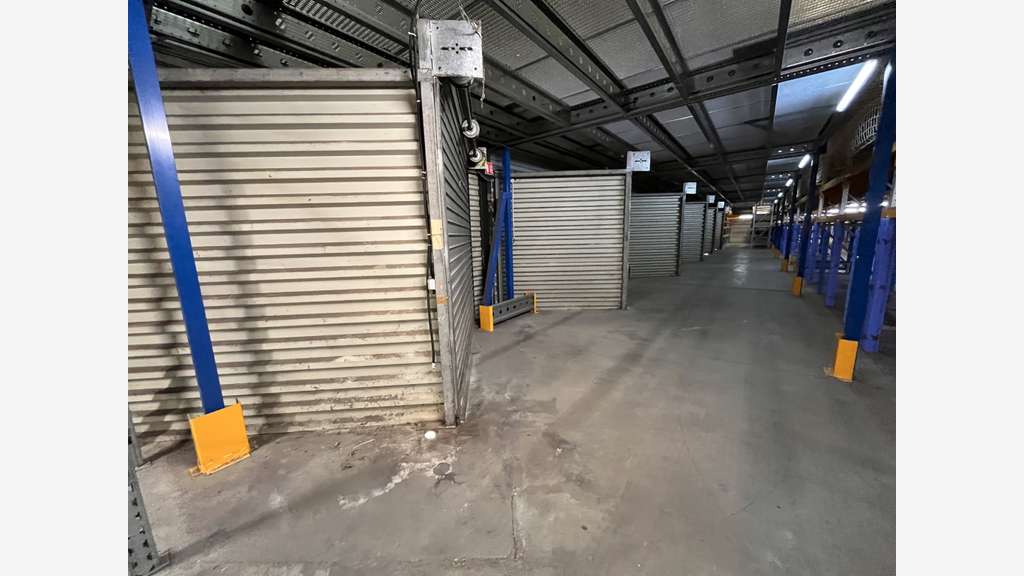 A louer entrepôt 1765m² en ZA à La Farlède