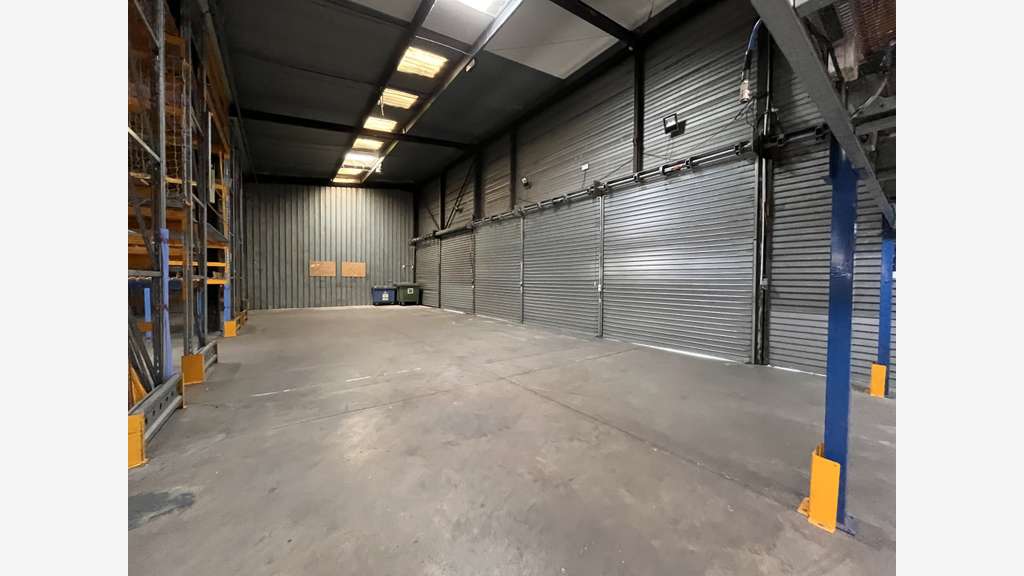 A louer entrepôt 1765m² en ZA à La Farlède