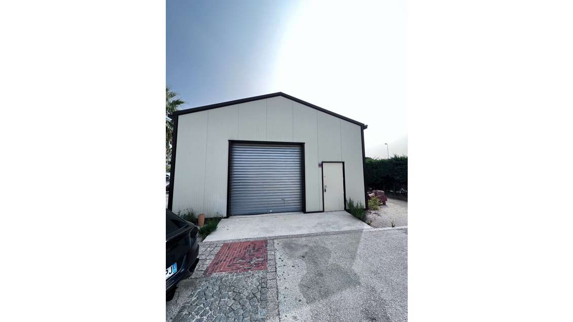 ENTREPOT 100 M² + BUREAU 12M²