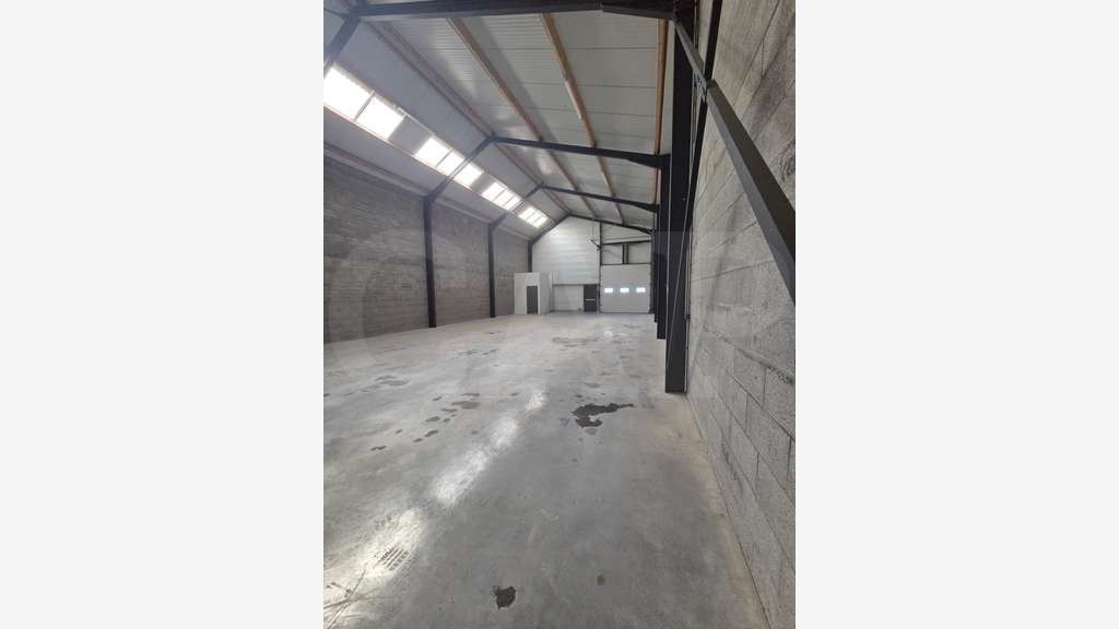 A louer cellule activité 200m² à La Gouesnière