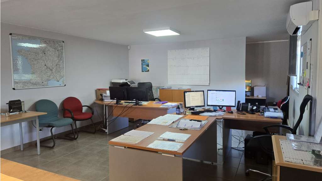 A louer entrepôt 1710m² à La Londe-les-Maures