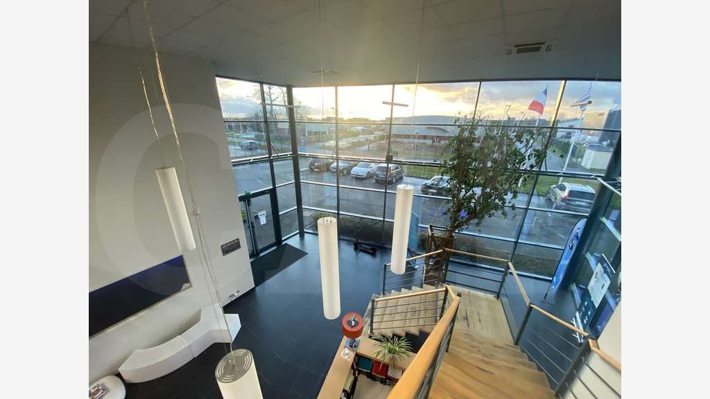 A louer bâtiment d'activités 888m² à La Mézière