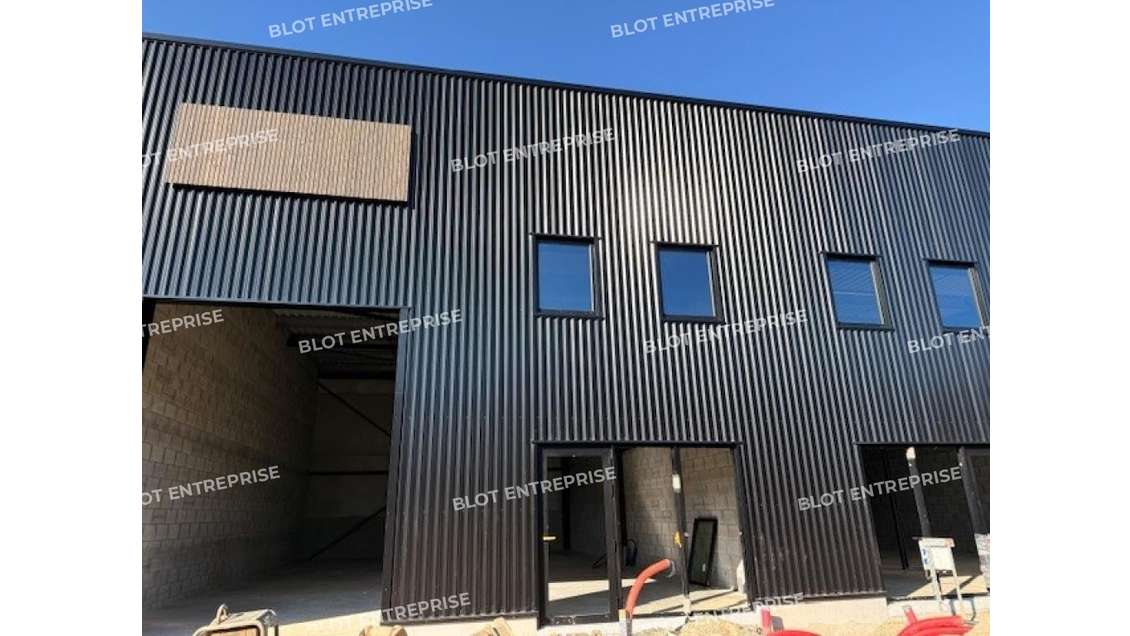 A louer cellule neuve 200m² à La Mézière