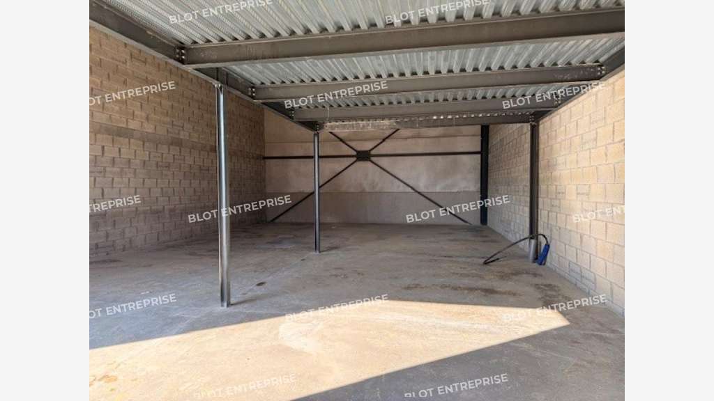 A louer cellule neuve 200m² à La Mézière