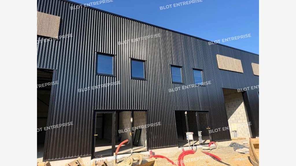A louer cellule neuve 200m² à La Mézière