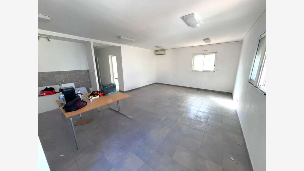 A louer plateau bureaux 80m² neuf ZA la Crau