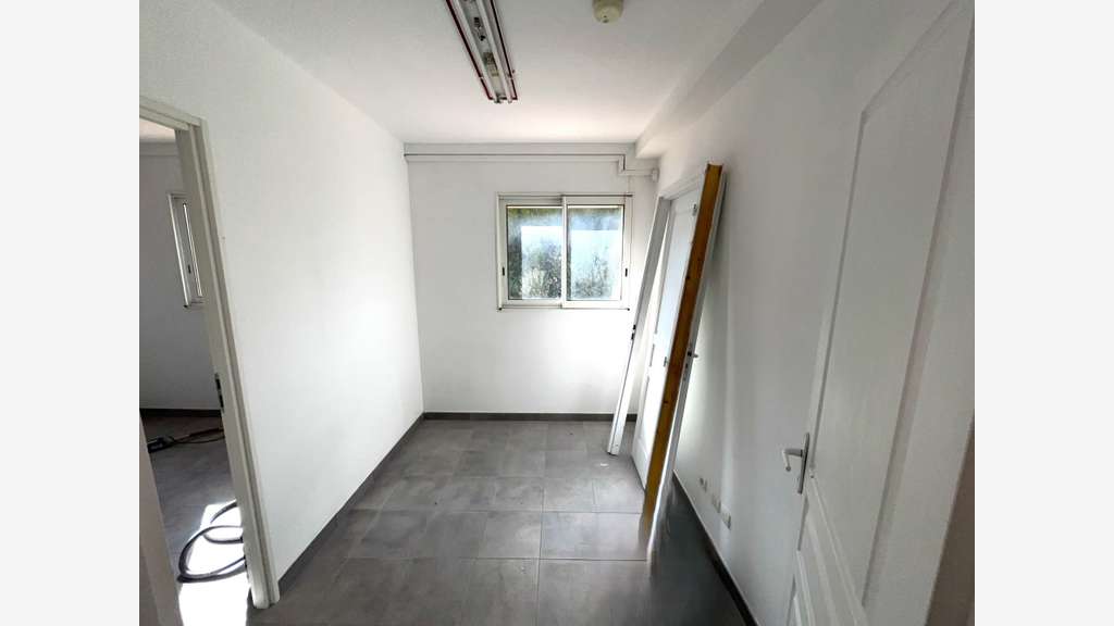A louer plateau bureaux 80m² neuf ZA la Crau