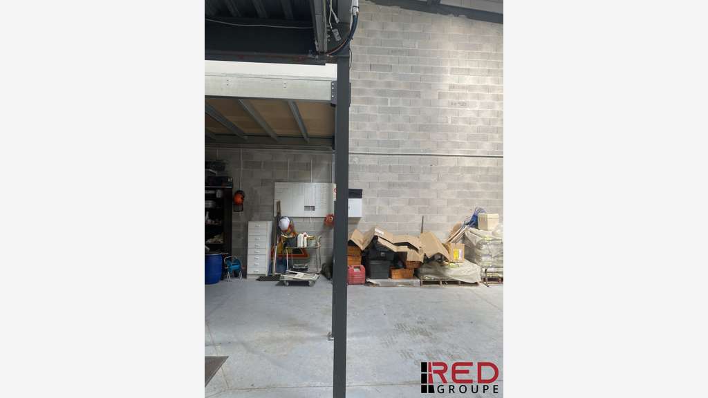 Loue entrepôt + bureaux 150m² à Penne-sur-Huveaune