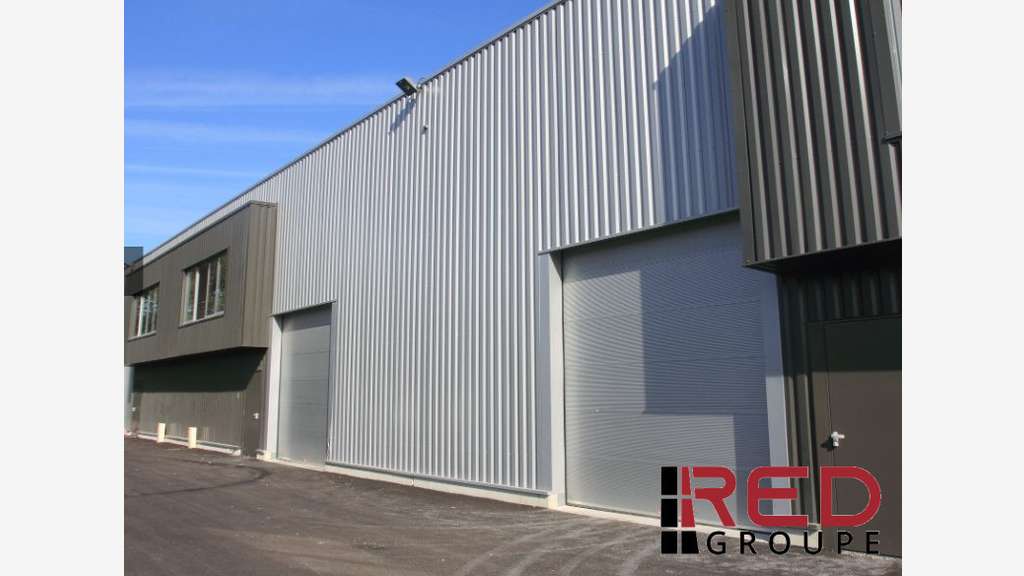 Loue entrepôt + bureaux 150m² à Penne-sur-Huveaune