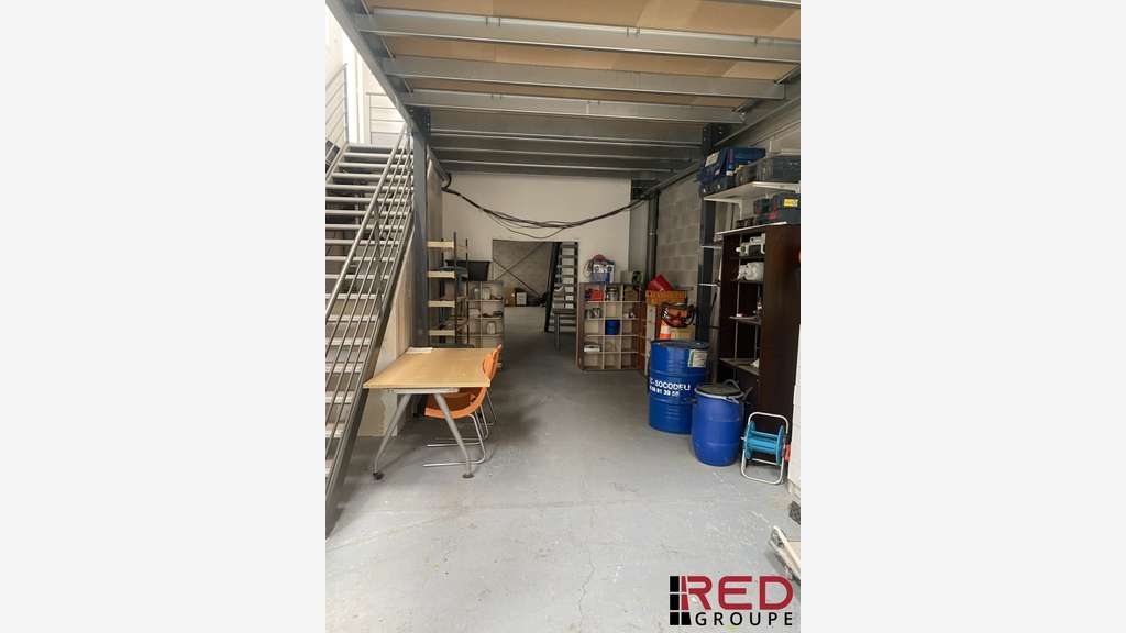 Loue entrepôt + bureaux 150m² à Penne-sur-Huveaune