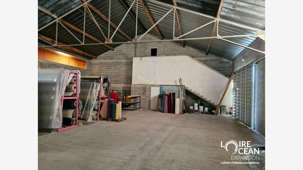A louer entrepôt de 740m² très bon état Sud Loire