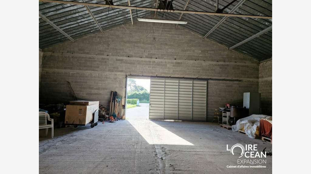 A louer entrepôt de 740m² très bon état Sud Loire