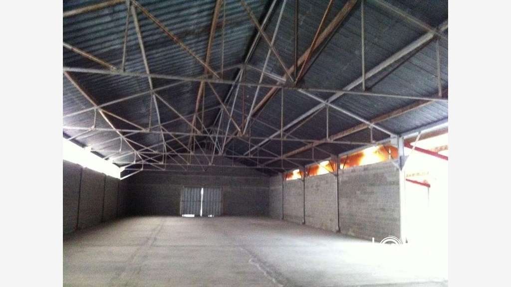 A louer entrepôt de 740m² très bon état Sud Loire