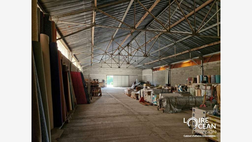 A louer entrepôt de 740m² très bon état Sud Loire