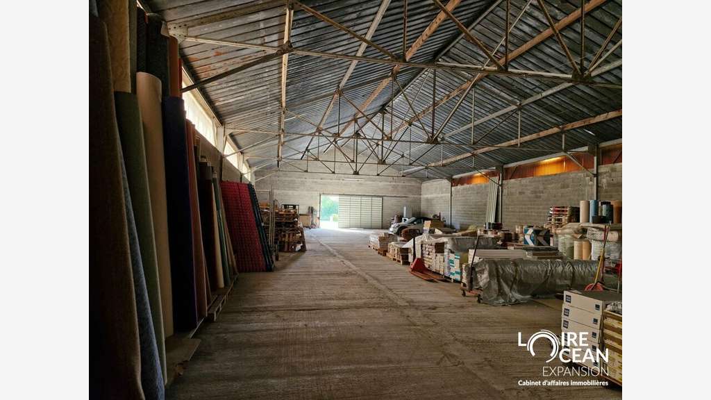 A louer entrepôt de 740m² très bon état Sud Loire
