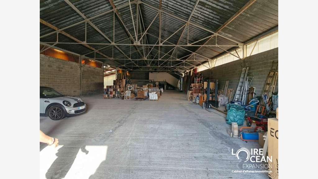 A louer entrepôt de 740m² très bon état Sud Loire