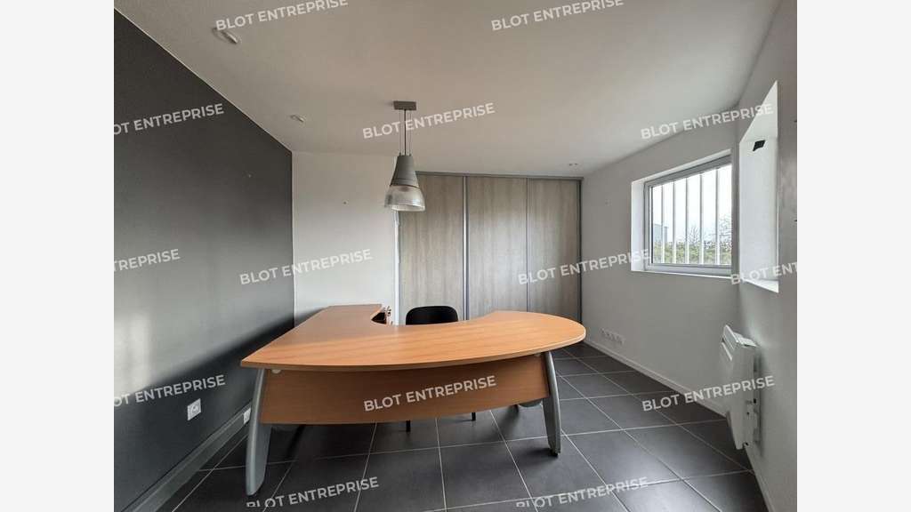 A louer locaux d'activités 712m² à La Planche