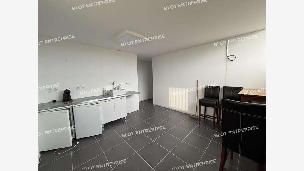 A louer locaux d'activités 712m² à La Planche