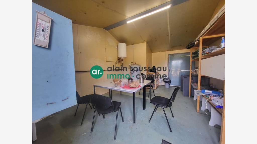 A louer entrepôt de 1 700m² à la Possonnière