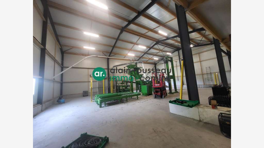 A louer entrepôt de 1 700m² à la Possonnière