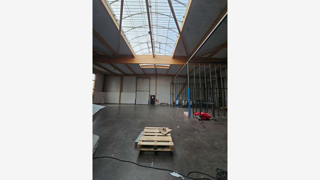 A louer cellule 610m² excellent état La Roche/Yon