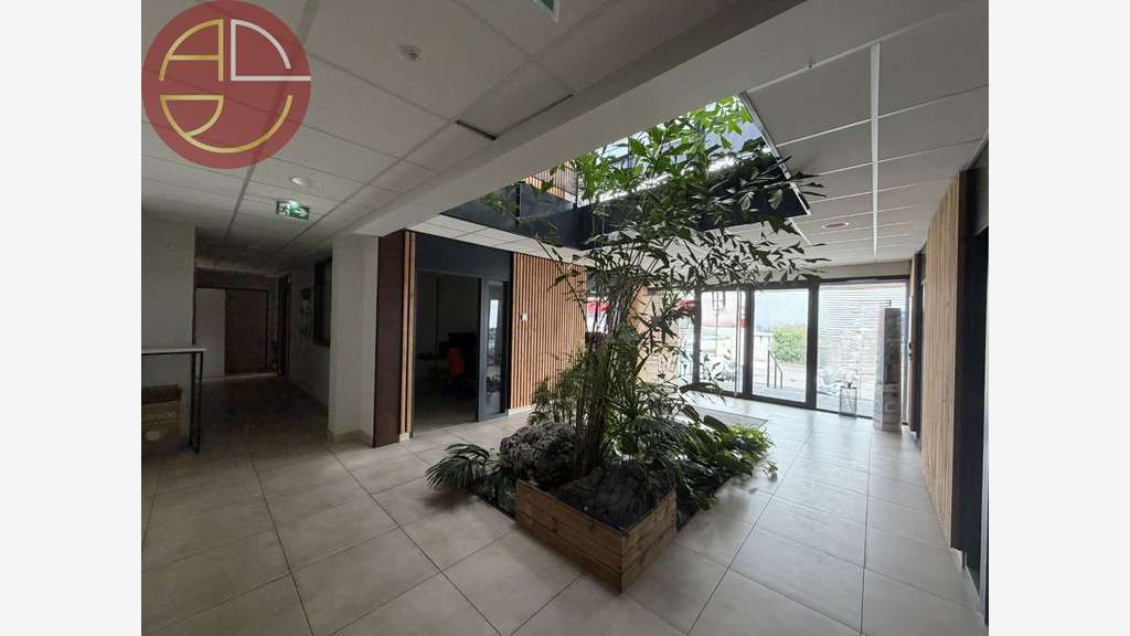 À LOUER ENTREPÔT DE 1 900 M² - LA SALVETAT-SAINT-G