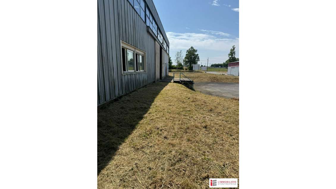 Entrepôt 1200m² à louer à La Selle-en-Luitré