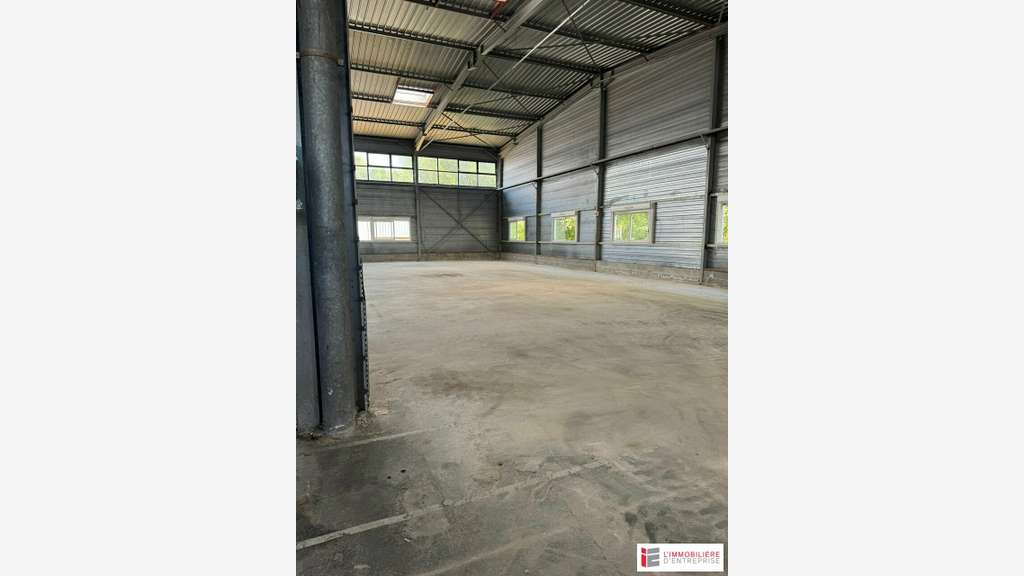 Entrepôt 1200m² à louer à La Selle-en-Luitré