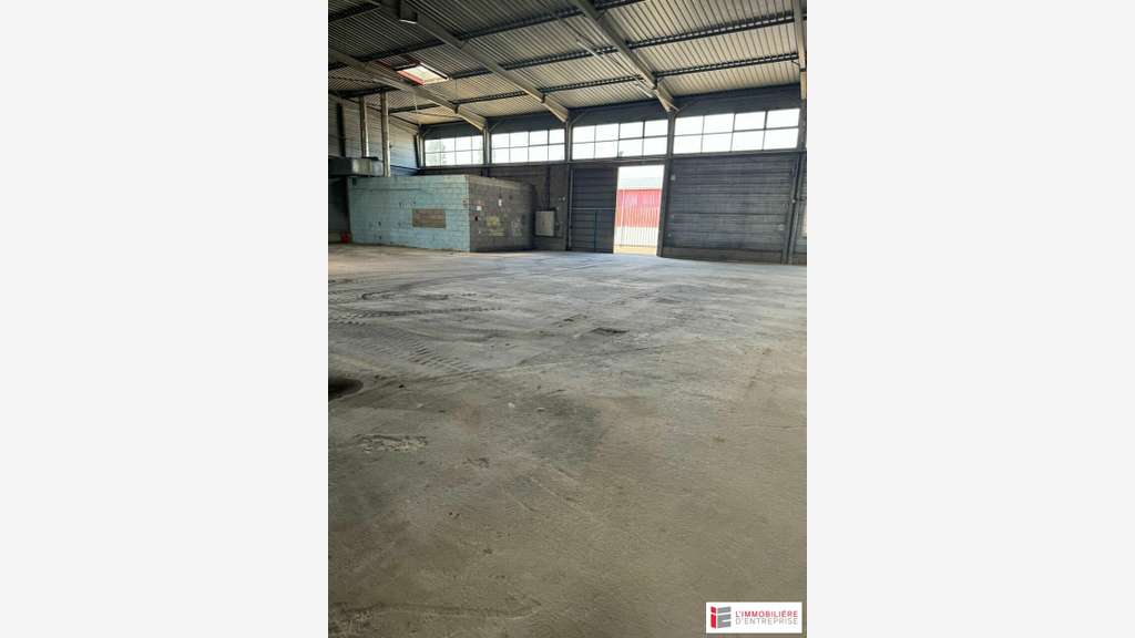 Entrepôt 1200m² à louer à La Selle-en-Luitré
