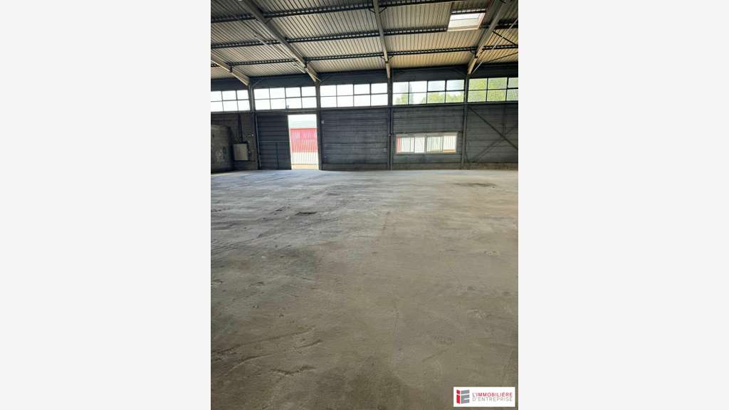 Entrepôt 1200m² à louer à La Selle-en-Luitré