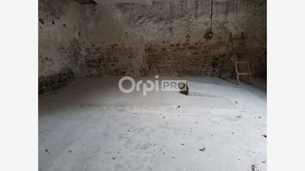 Entrepôt 140m² avec cour à louer à La Souterraine