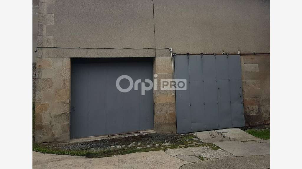 Entrepôt 140m² avec cour à louer à La Souterraine
