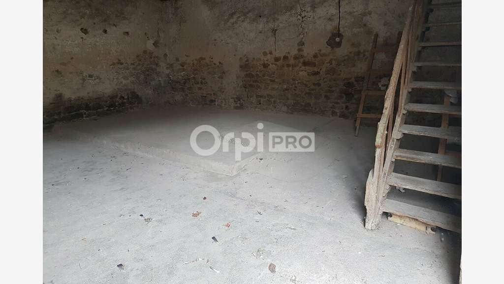 Entrepôt 140m² avec cour à louer à La Souterraine
