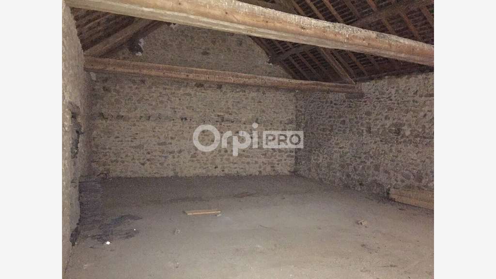 Entrepôt 140m² avec cour à louer à La Souterraine