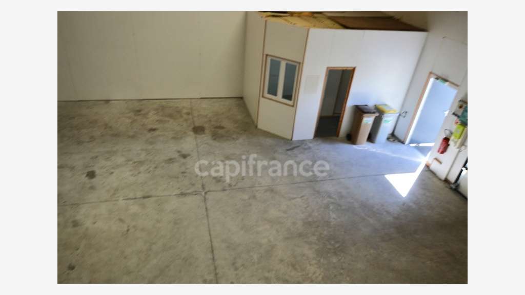 Exclu à louer local 200m² La Tessoualle ZA Montévi