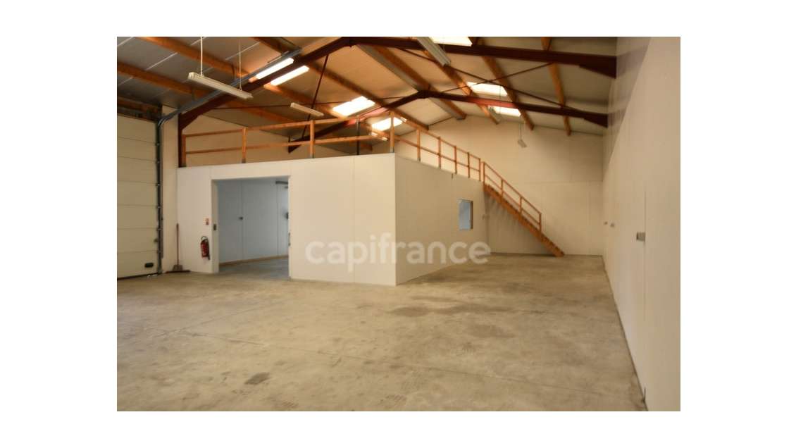 Exclu à louer local 200m² La Tessoualle ZA Montévi